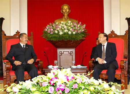 ທ່ານ   To Huy Rua ໃຫ້ການຕ້ອນຮັບຄະນະຜູ້ແທນສະຖາບັນການເມືອງການປົກຄອງແຫ່ງຊາດລາວ